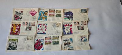 beaucoup de timbres sur une feuille de papier posée sur un lit
