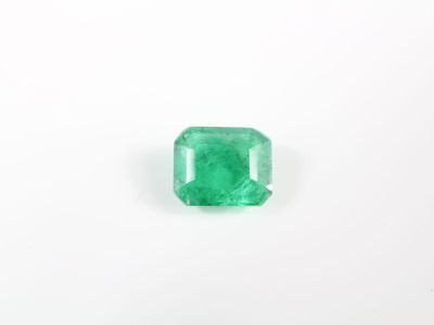 une émeraude verte sur fond blanc