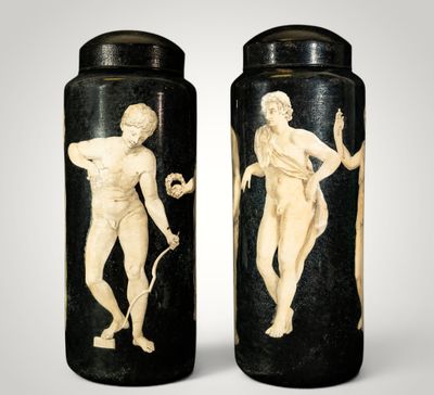 une paire de vases noirs et blancs sur lesquels sont représentés un homme et une femme
