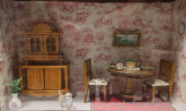 Diorama. Composition miniature, dans une vitrine en bois, vitre e...