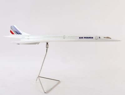une maquette d'avion posée sur un socle, sur fond blanc