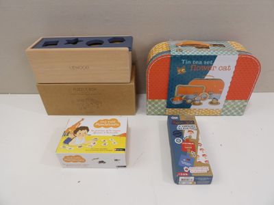 deux boîtiers et une télécommande posés sur une table