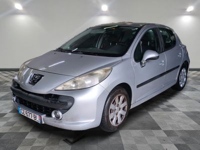 la photo d'une voiture argentée garée dans un garage