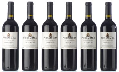 six bouteilles de vin rouge sont alignées
