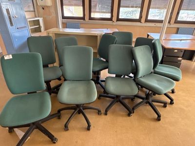 Plusieurs chaises de bureau sont disposées en cercle dans une pièce