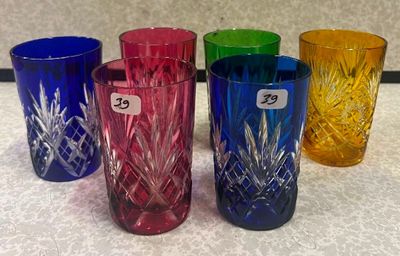 quatre verres de différentes couleurs posés sur un comptoir