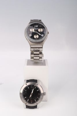 une montre posée sur une boîte blanche
