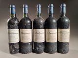 quatre bouteilles de vin sont alignées