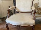 une chaise qui se trouve devant une cheminée