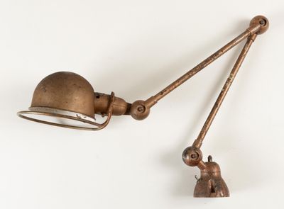 une vieille lampe en laiton avec un abat-jour en métal sur fond blanc