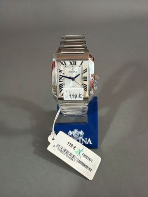une photo d'une montre à laquelle est accrochée une étiquette sur le côté