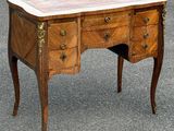 un vieux bureau en bois avec un plateau en marbre et des tiroirs