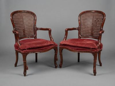 paire de fauteuils à dossier canné de style louis xvi