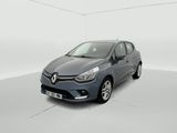 une voiture grise dans une pièce blanche au sol blanc