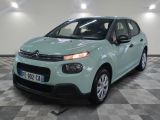 la petite voiture est garée sur le sol en damier du garage