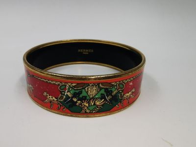 une image représentant un bracelet rouge et vert posé sur une surface blanche