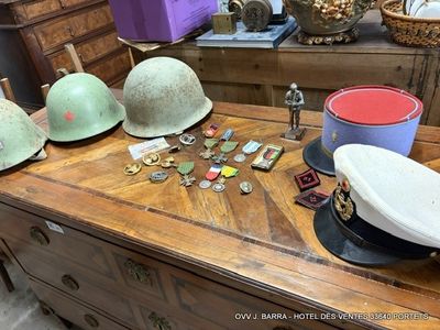 une table sur laquelle sont disposés de nombreux objets militaires