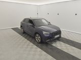 la voiture est garée dans le garage sur le sol en damier
