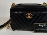 Sac à bandoulière Chanel en cuir matelassé noir avec finitions dorées