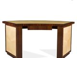 un gros plan sur une table en bois avec un plateau en verre