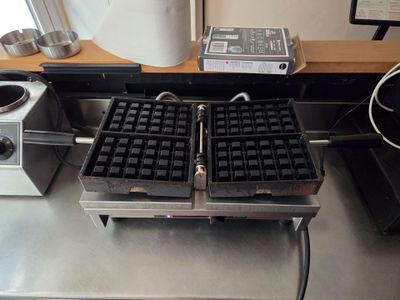 deux gaufres posées sur une table