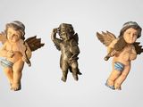 trois petites statues de chérubins et d'anges sur fond blanc