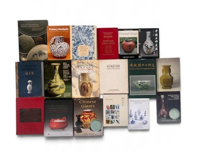 un grand nombre de livres posés sur une table