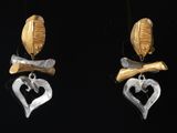 deux boucles d'oreilles en argent et en or en forme de cœur, surmontées d'un oiseau