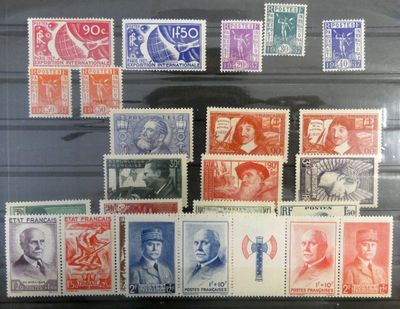 de nombreux timbres exposés dans une vitrine