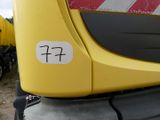 un gros plan d'un camion jaune portant un numéro
