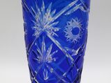 un vase en verre bleu orné d'un motif en forme d'étoile