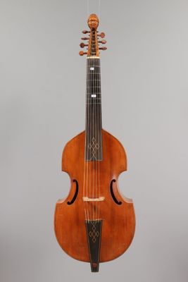 un vieux violon suspendu à une ficelle sur un fond gris