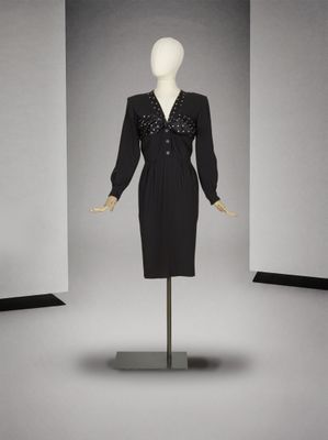 une photo d'un mannequin portant une robe noire ornée de paillettes
