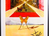 peinture représentant un coq sur un fond rouge et jaune, avec l'inscription « Roussillon »