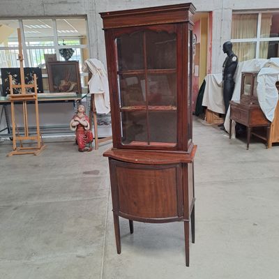 une vitrine avec une porte vitrée au milieu d'une pièce