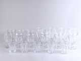 beaucoup de verres à vin vides sur une table blanche