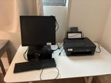 un petit bureau sur lequel se trouvent un ordinateur et une imprimante
