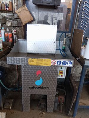 une photo d'un établi sur lequel se trouve un ordinateur portable