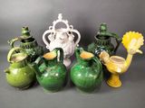 de nombreux types de vases différents et des vases posés sur la table