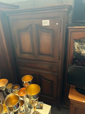 une table sur laquelle sont posés tout un tas de bols et de tasses