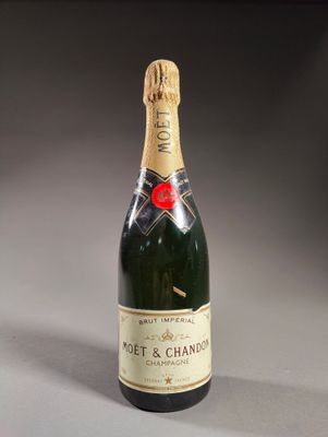 une bouteille de champagne posée sur une table