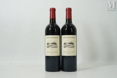 deux bouteilles de vin rouge posées sur une table
