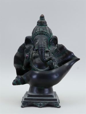 statue d'un éléphant dans un bol, sur fond blanc
