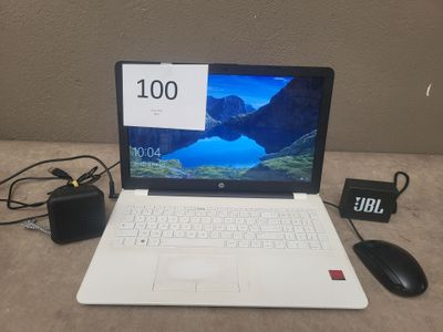 un ordinateur portable posé sur une table avec une souris