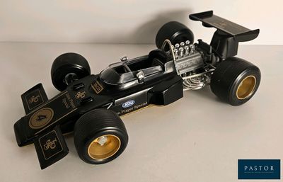 une maquette de voiture de course posée sur une surface blanche
