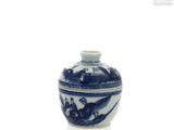 un petit vase bleu et blanc orné d'un motif représentant un oiseau