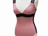 maillot de bain une pièce rose et noir posé sur un socle de mannequin
