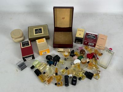 de nombreux parfums différents sur la table