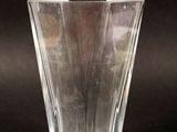 un verre contenant une fleur, posé sur une table