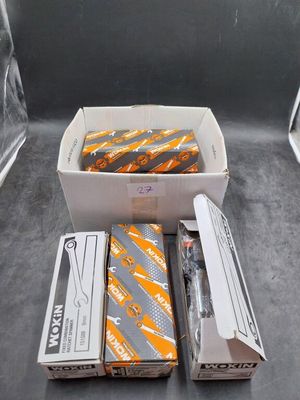 un grand nombre de boîtes posées sur une table